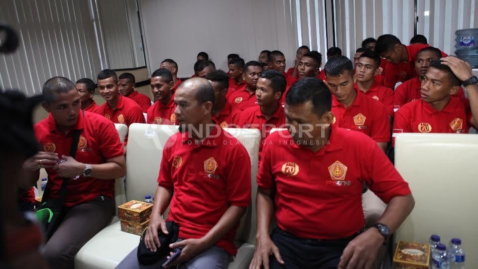 Para pemain PS TNI saat launching tim.